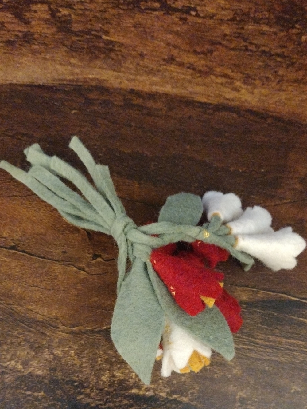 Handmade Felt Floral Corsage - Red and White Bouquet - Picture 4 of 7